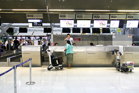 曼谷-2 月 17 日： 在值机线 R 终端等待的人