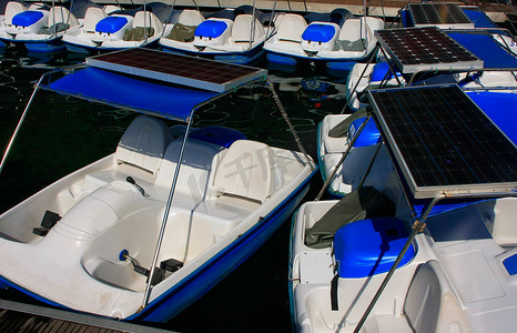 脚踏摄影照片_带太阳能电池板的脚踏船在怀孕少女湖，Marble Ge