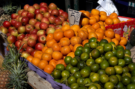市场摊位上的水果