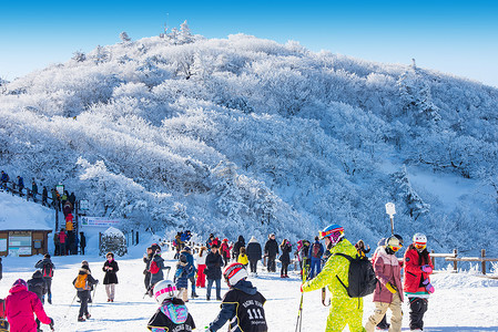 游客在韩国德裕山附近拍摄美丽的风景和滑雪。