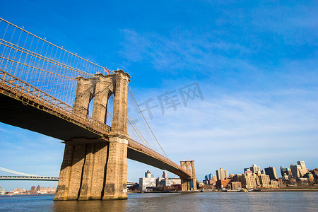从纽约城看东河上的布鲁克林大桥。