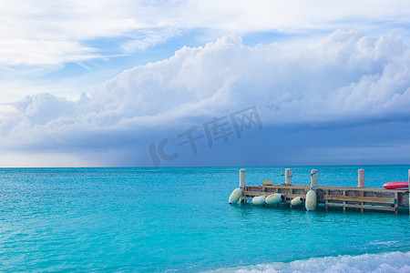 特克斯摄影照片_特克斯和凯科斯加勒比海岛屿的完美海滩码头