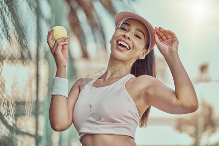 快乐、女人和网球，微笑着在夏天的户外运动、锻炼或有趣的锻炼。