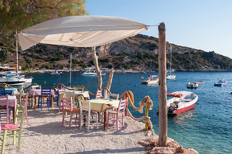 扎金索斯州 Agios Nikolaos 港口海滩上的咖啡馆