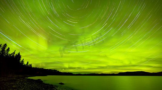 极光线条摄影照片_Startrails 北极光在拉伯格湖上空展示