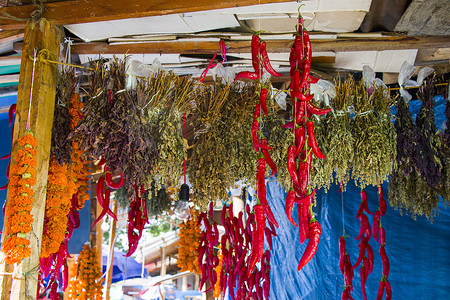 垂悬在室外市场上的干胡椒和其他步伐