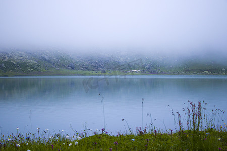 观山湖摄影照片_山湖和雾、雾蒙蒙的湖、令人惊叹的风景和斯瓦内蒂高山湖 Okhrotskhali 的景色