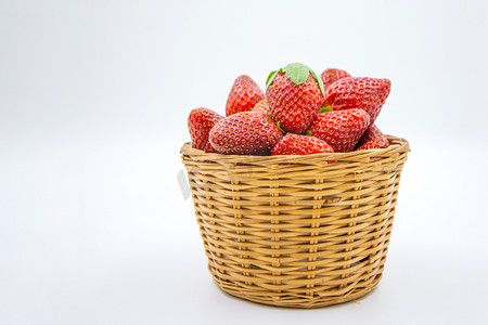 白色背景篮子里的草莓