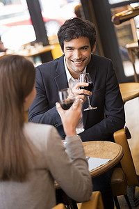 在法国餐厅喝红酒的快乐夫妇