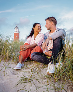 特塞尔灯塔荷兰荷兰岛特塞尔，夫妇在假期特塞尔参观灯塔