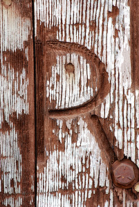 品牌字母“R”和生锈螺栓