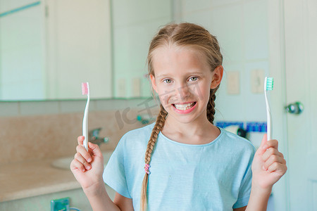 小微笑女孩在浴室刷牙