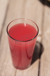 红西瓜摄影照片_粉红杯红西瓜果汁