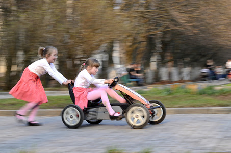 热列兹诺戈尔斯克，库尔斯克地区，俄罗斯 2013 年 4 月：无名女孩摆脱