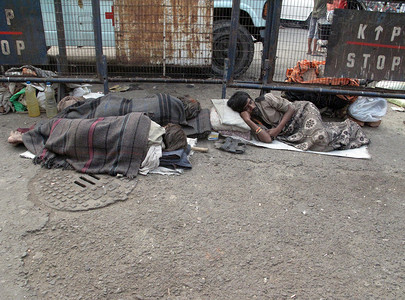 睡在加尔各答小路上的无家可归者