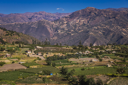 村庄之美摄影照片_秘鲁安第斯山脉日出时科迪勒拉布兰卡的村庄和瓦斯卡兰