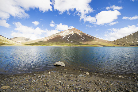 观山湖摄影照片_高山山湖景观，多彩的自然景观，格鲁吉亚湖，旅游目的地。