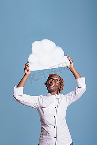 写相册优美文字摄影照片_女厨师头顶拿着一团文字