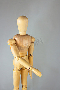 一个木制人体模型伸出一只手，打招呼。