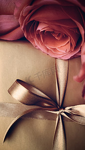 豪华假日金色礼盒和一束玫瑰作为圣诞节