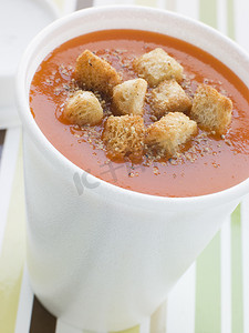 聚苯乙烯杯中装有面包丁的番茄汤
