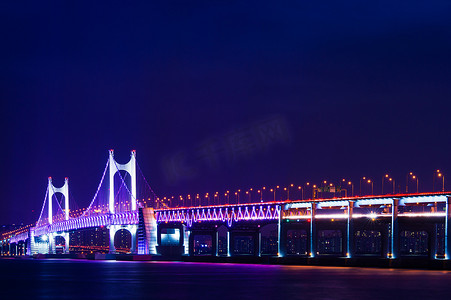 广安桥摄影照片_晚上在韩国釜山的广安大桥和海云台
