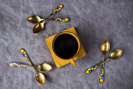 桌上的复古勺子、银器、黑咖啡杯