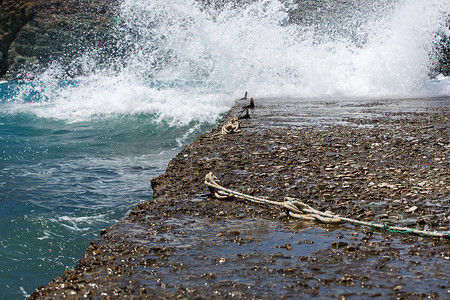海浪猛烈撞击福莱甘兹罗斯的岩石海岸线