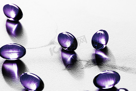 胶囊紫色摄影照片_健康饮食营养的紫色胶囊，制药品牌店，