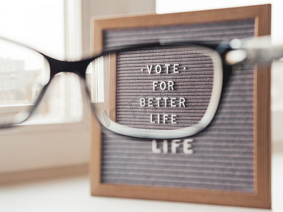 更美好的生活摄影照片_信板上写着为更好的生活投票。