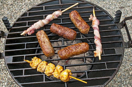 英国烤肉摄影照片_烤肉配 cevapi、肉串和火腿