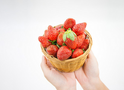 手边篮子里的草莓