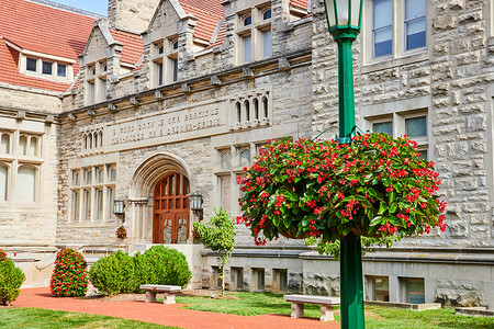印第安纳大学学院校园外部建筑与鲜花
