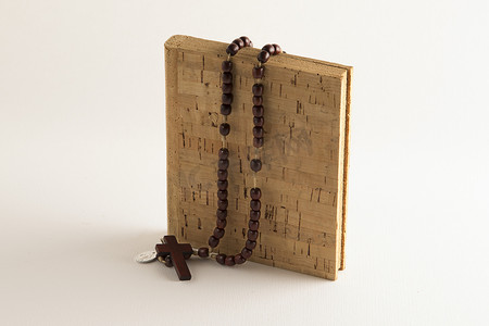 空白软木书上的圣洁念珠项链