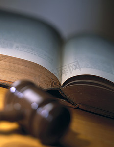 木槌和法律书籍