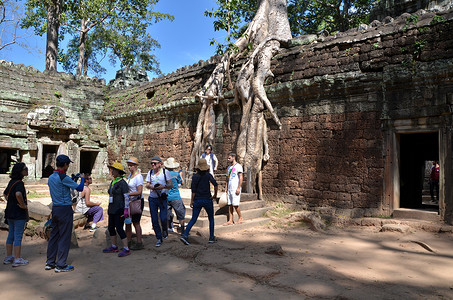 柬埔寨暹粒-2015 年 12 月 3 日：游客参观暹粒吴哥的 Ta Prohm 寺。