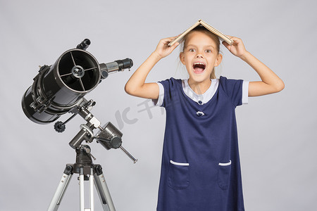 女学生用课本捂着头，看着镜框哭泣，站在望远镜前