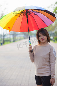 手撑摄影照片_撑伞的女人