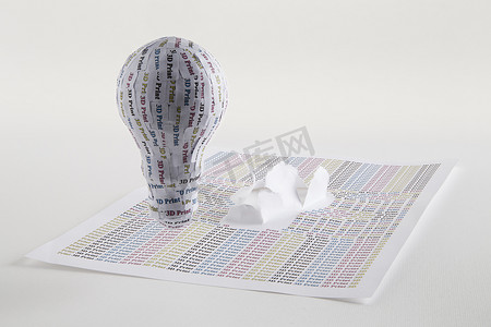 原型摄影照片_CYMK 3D 打印概念：灯泡，从概念到实体模型