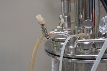玻璃烧杯摄影照片_实验室用带管的玻璃烧杯装置