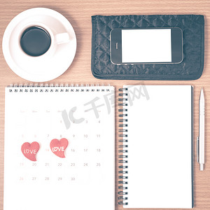vi钱包摄影照片_办公桌：咖啡和电话、钱包、日历、心形、记事本 vi