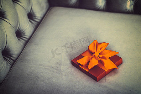 复古奢华假日橙色礼盒，带丝带和蝴蝶结，