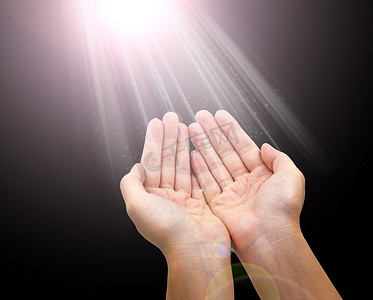 女人伸出手或手牵着手，手上有发光的灯概念