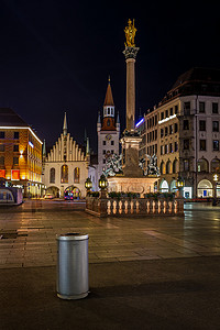 晚上箱子摄影照片_慕尼黑旧市政厅和玛利亚广场夜间，巴伐利亚，德国