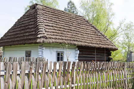 茅草瓦摄影照片_波兰科尔布佐瓦露天博物馆中古老的传统木制波兰小屋