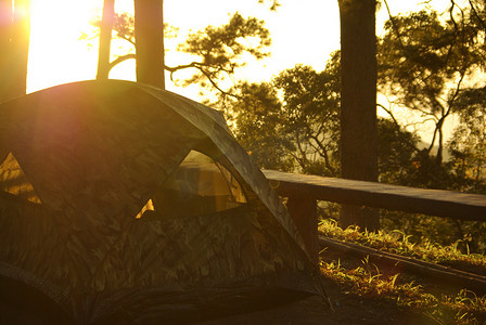 日落时在山上露营