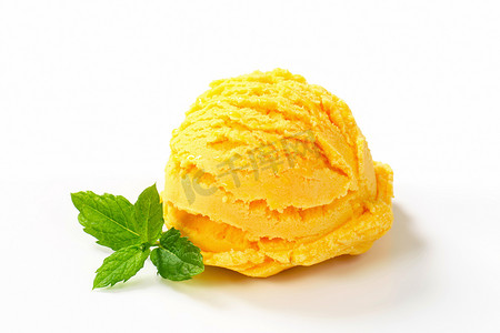 一勺黄色冰淇淋