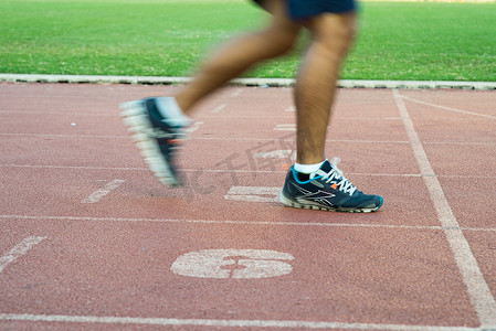 跑步者的脚在跑道上运动