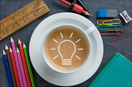 创意咖啡杯图标摄影照片_咖啡杯内的创意灯泡图标