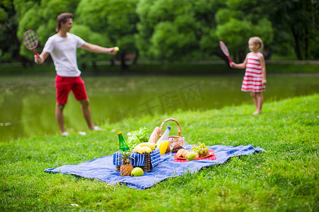 快乐的家庭在公园野餐
